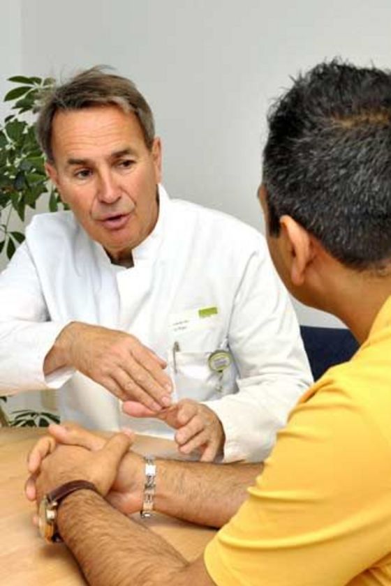 Arzt im Gespräch mit einem Patienten.